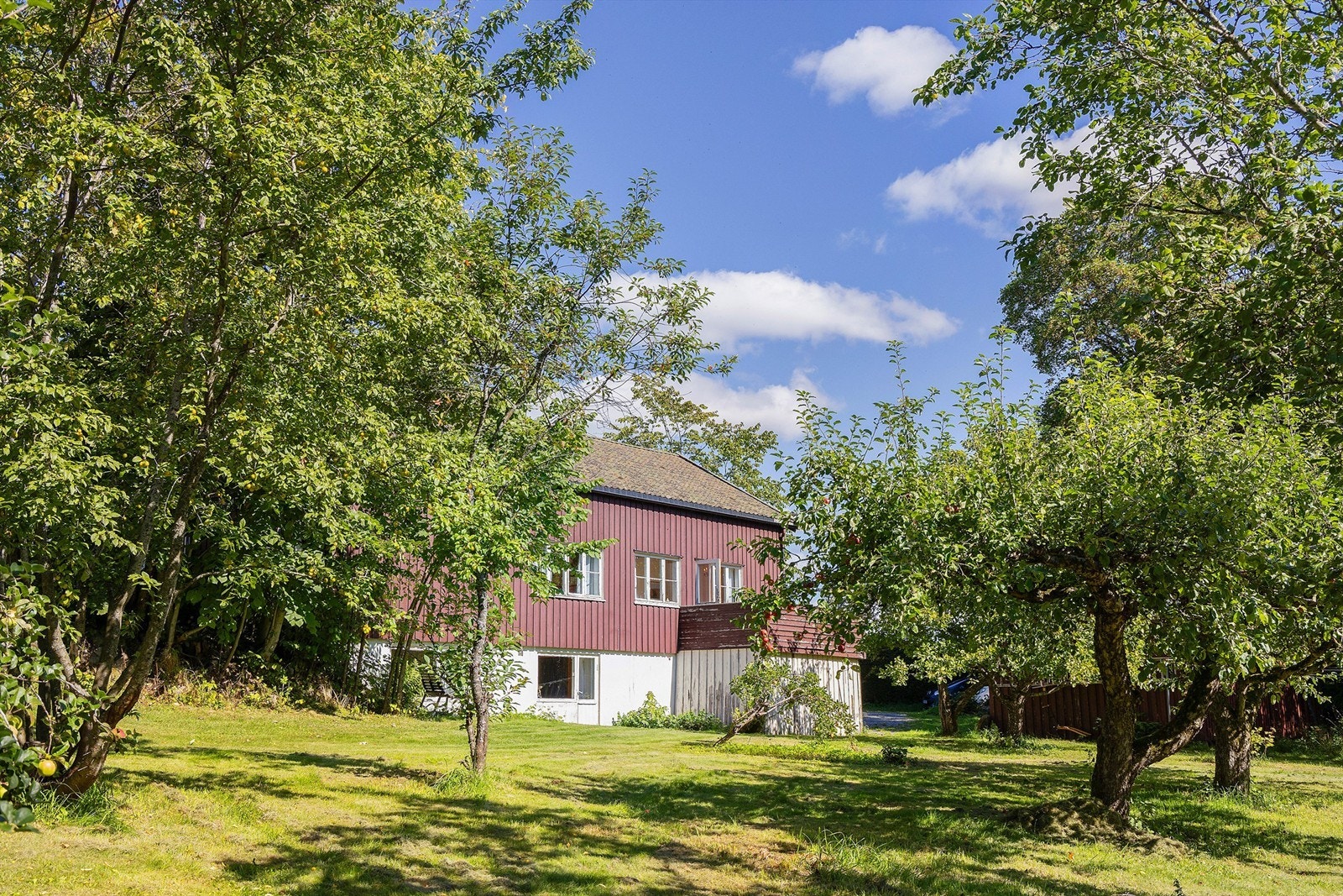 Huset sett fra sør, mot kontorets (hoveddel) og leilighetens vinduer. Galleribilde