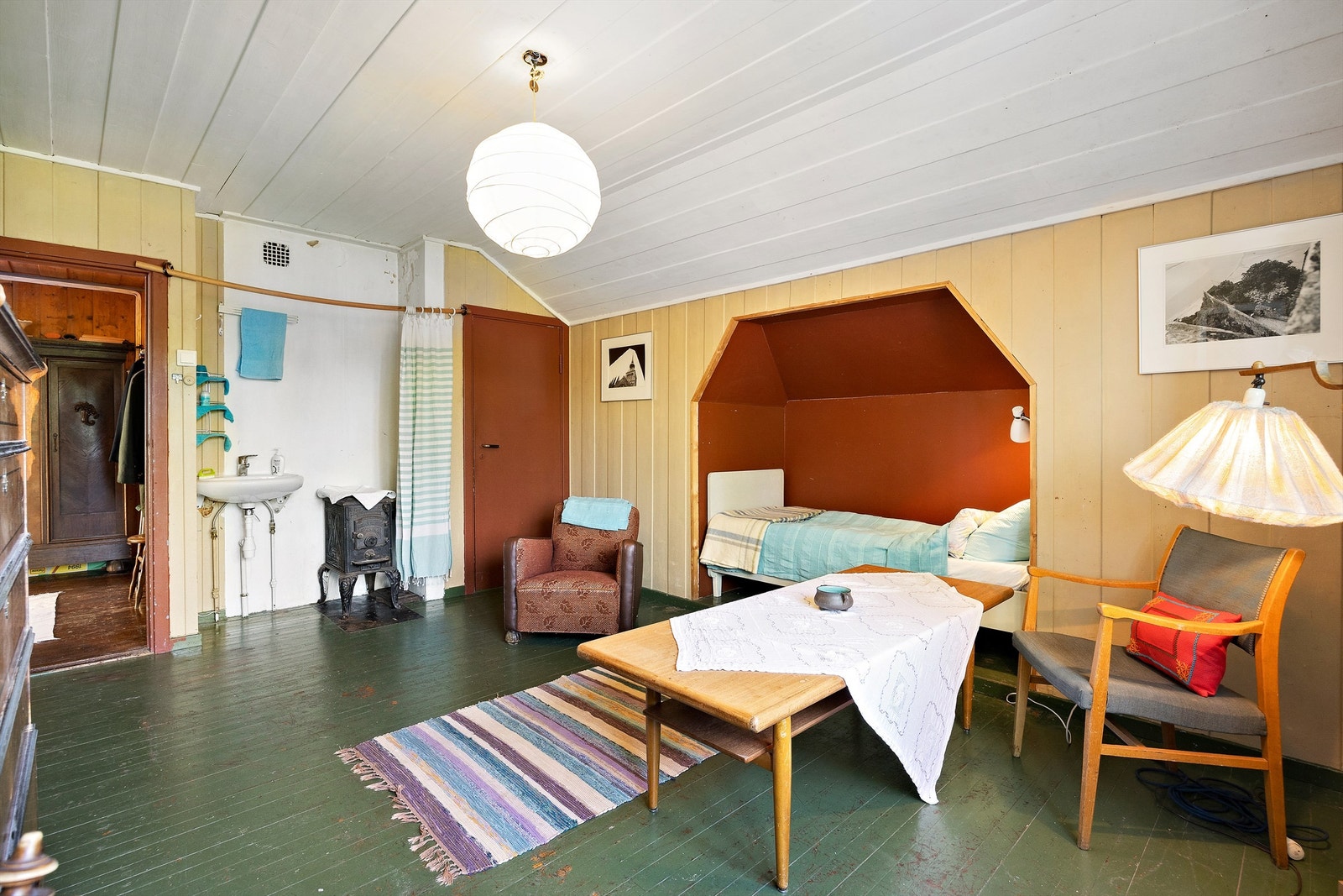 Soverom 2 - "Det malte rommet". Vask, ildsted, eget rom som har blitt benyttet til kjøkken. Kott. Galleribilde