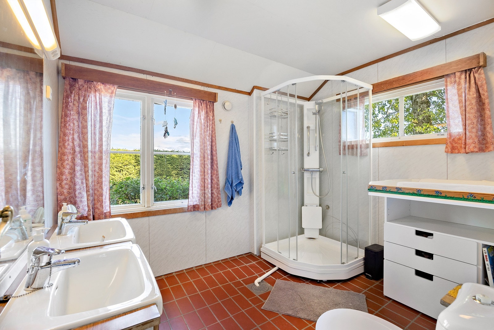 Baderom i hoveddel med flislagt gulv og gulvvarme fra tidlig 2000-tall. Galleribilde