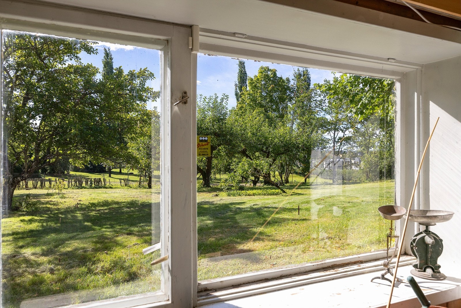 Kjellerstua har nær kontakt med hagen. Galleribilde