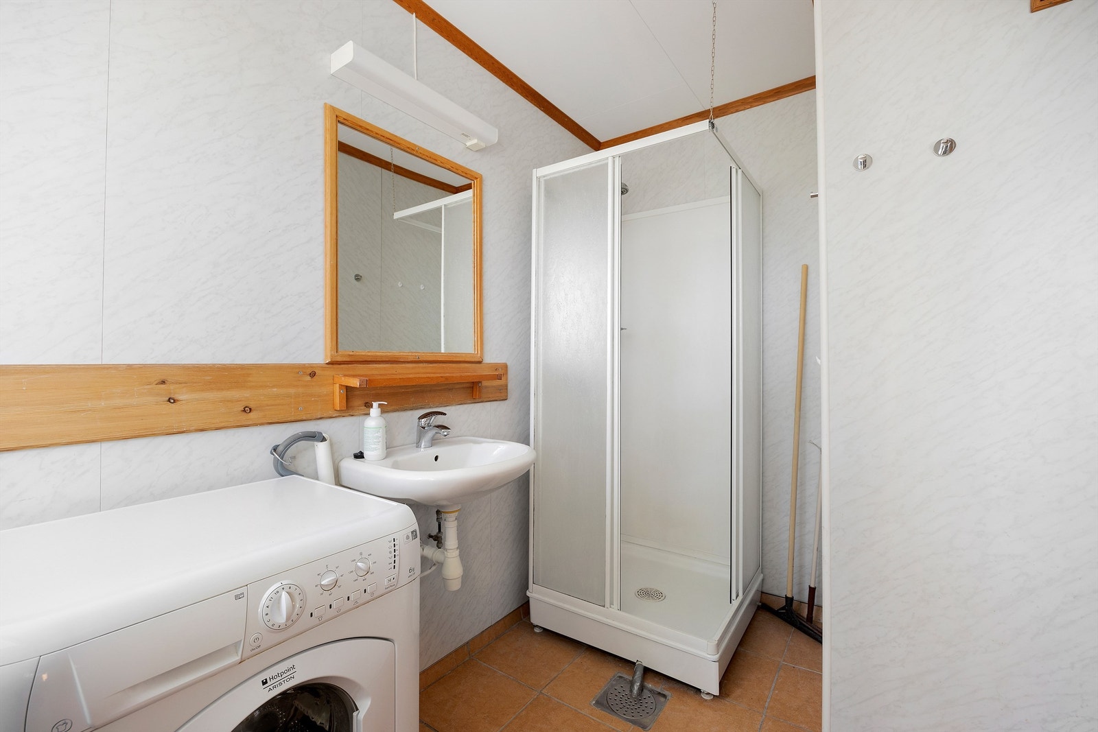 Vaskemaskin og dusjkabinett. Galleribilde