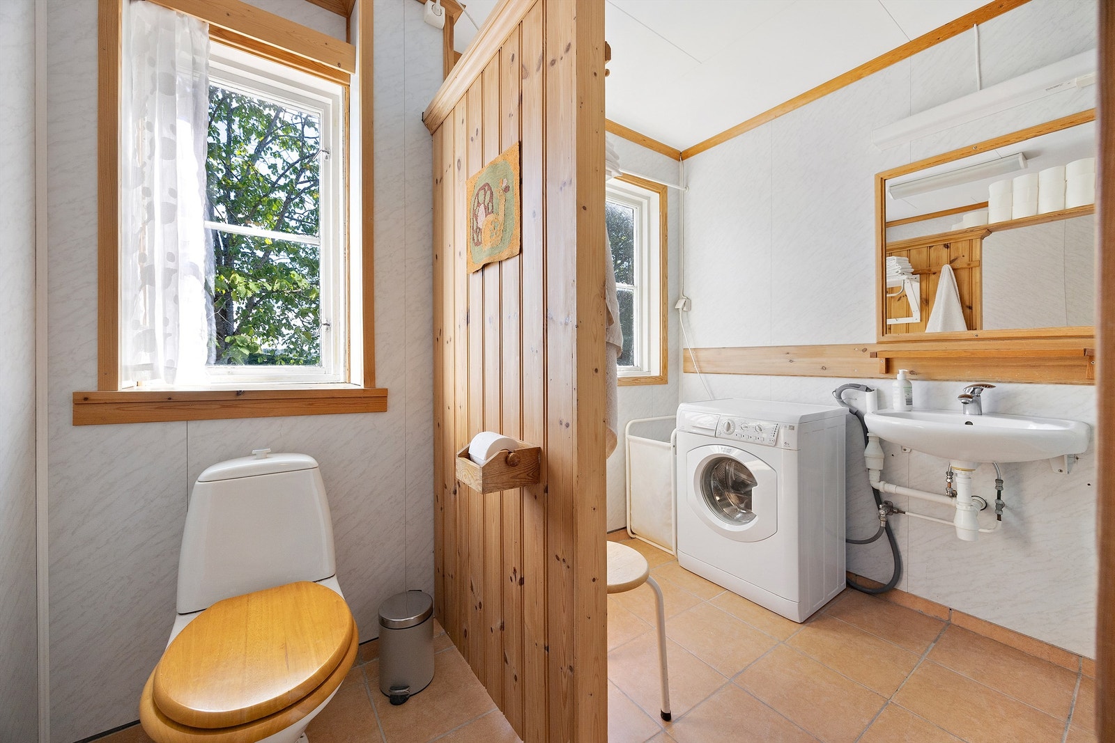 Baderom i leiligheten med flislagt gulv og gulvvarme. Pusset opp tidlig 2000-tall. Galleribilde