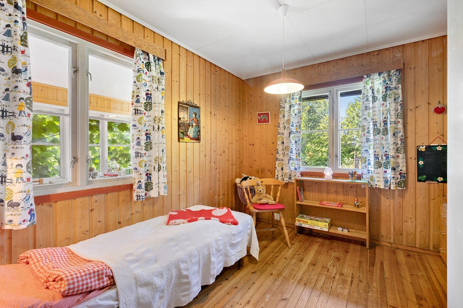Soverom i hoveddel, innredet som barnerom. Innebygget garderobeskap til høyre. Galleribilde