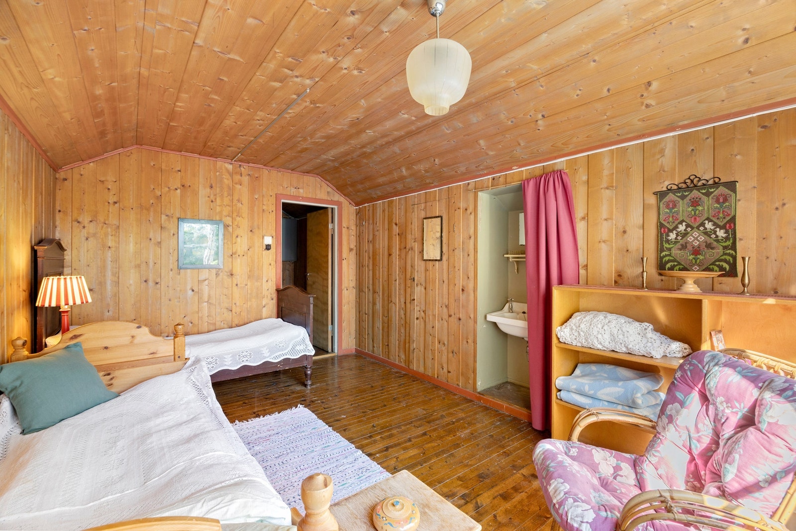 Soverom 1 - "Østkvisten". Vask med opplegg for kaldt/varmt vann (p.t. frakoblet), innebygd garderobeskap. Galleribilde