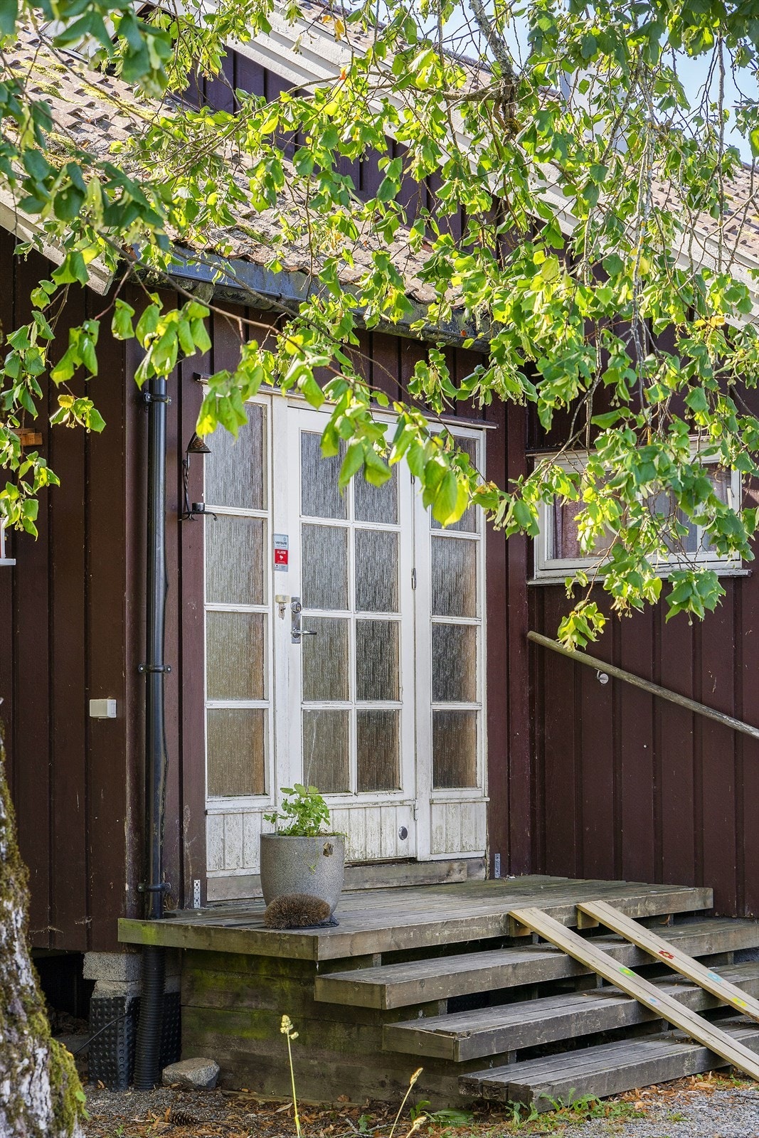 Leilighet og hoveddel har hver sin inngang. Her inngang til hoveddelen. Galleribilde