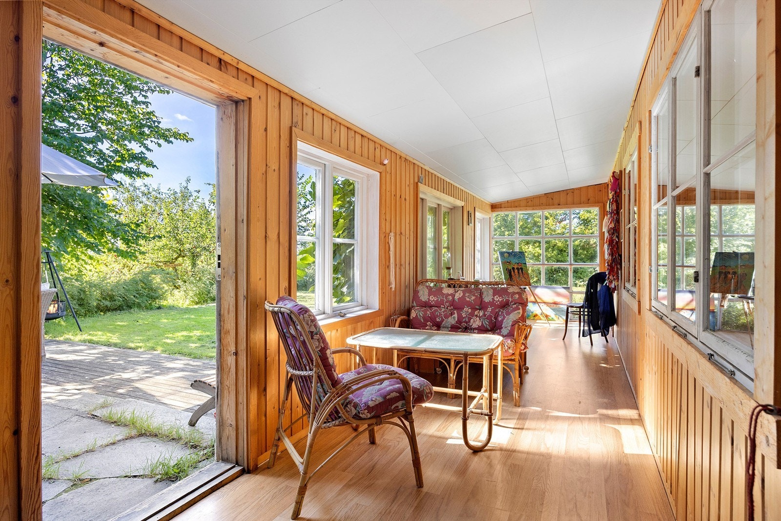 Koselig vinterhage med vinduer ut mot hageområdet Galleribilde