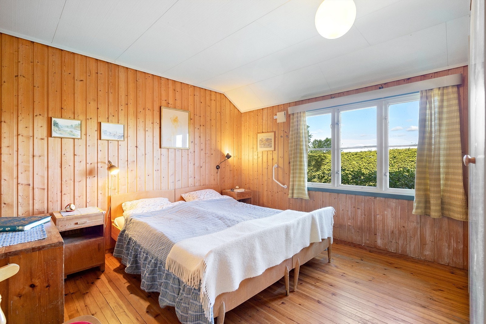 Hovedsoverom i hoveddel med god størrelse. Innebygget garderobeskap til høyre. Galleribilde