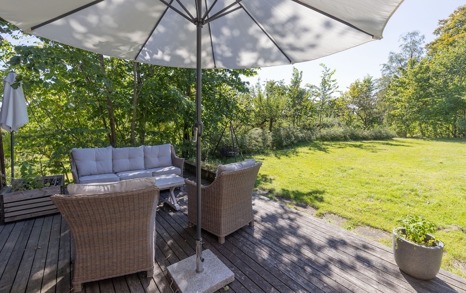 Den vestvendte terrassen har sol til sent på kvelden. Galleribilde