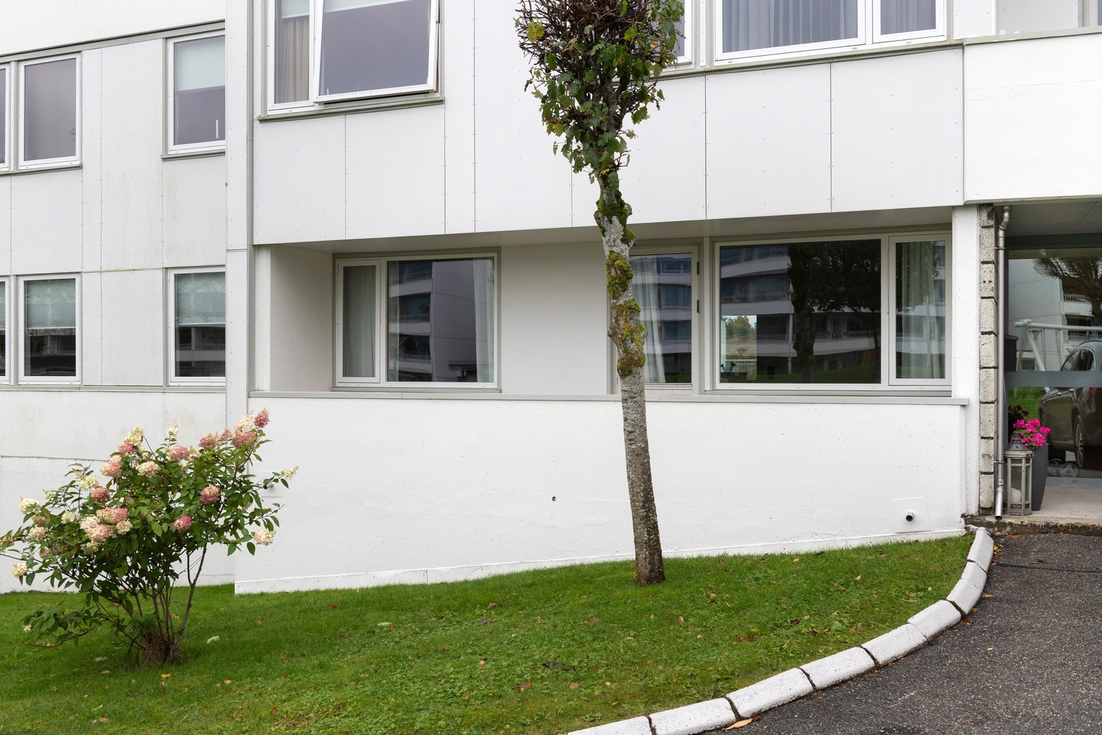 Balkog mot nord på ca. 7 kvm med dekke av terrassebord og rekkverk av betong med beslag på toppen Galleribilde