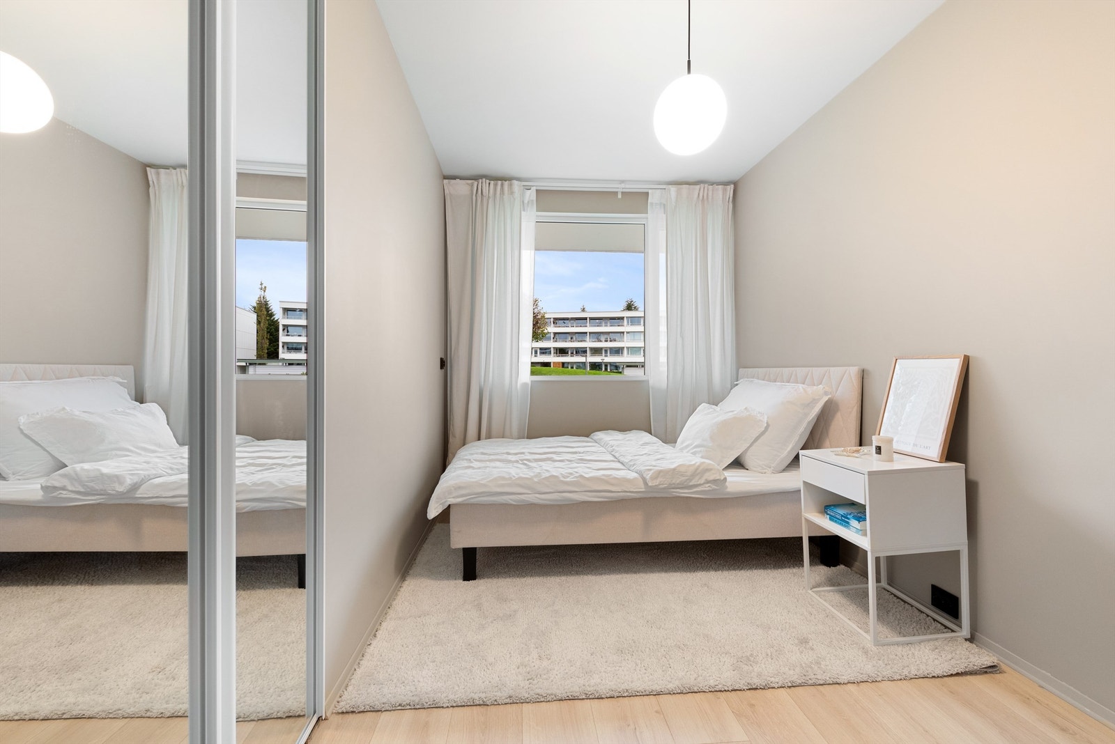 Pent soverom 2 med garderobeinnredning og direkte adkomst til walk-in-closet Galleribilde