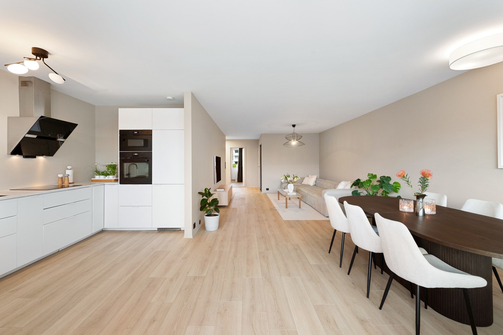 Stuen har god plass til både spisebord og sofagruppe, store vindusflater som slipper inn rikelig med naturlig lys Galleribilde
