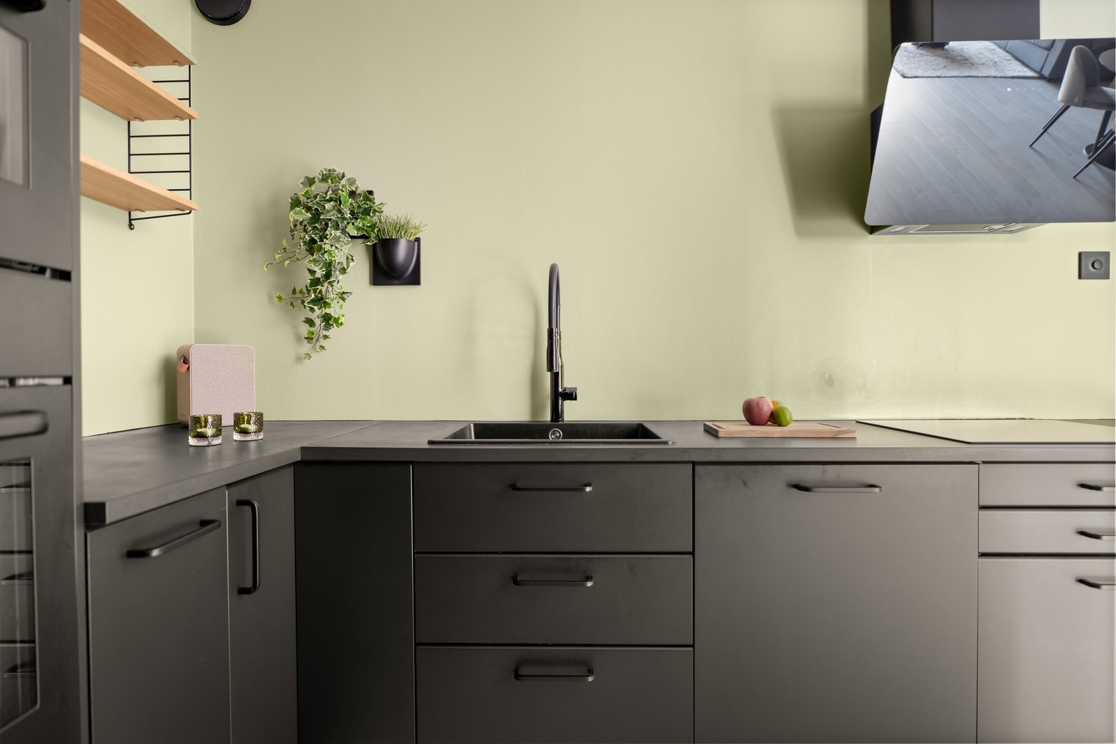 Kjøkkenet er utstyrt med integrerte hvitevarer som oppvaskmaskin, kjøl-/fryseskap, mikrobølgeovn, stekeovn og koketopp, samt kullfilterventilator og flere benkestikk. Galleribilde