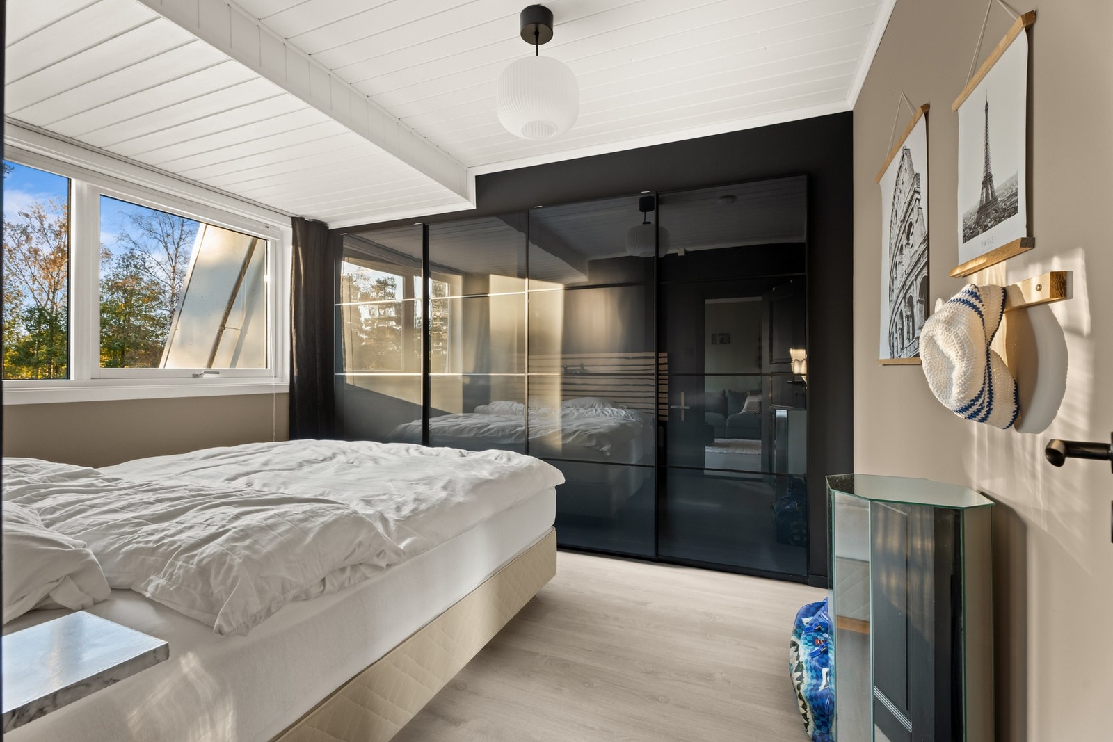 Leiligheten har et luftig og pent soverom med sort- og beigemalte vegger, tidsmessig laminatgulv og hvitmalt himling. Galleribilde