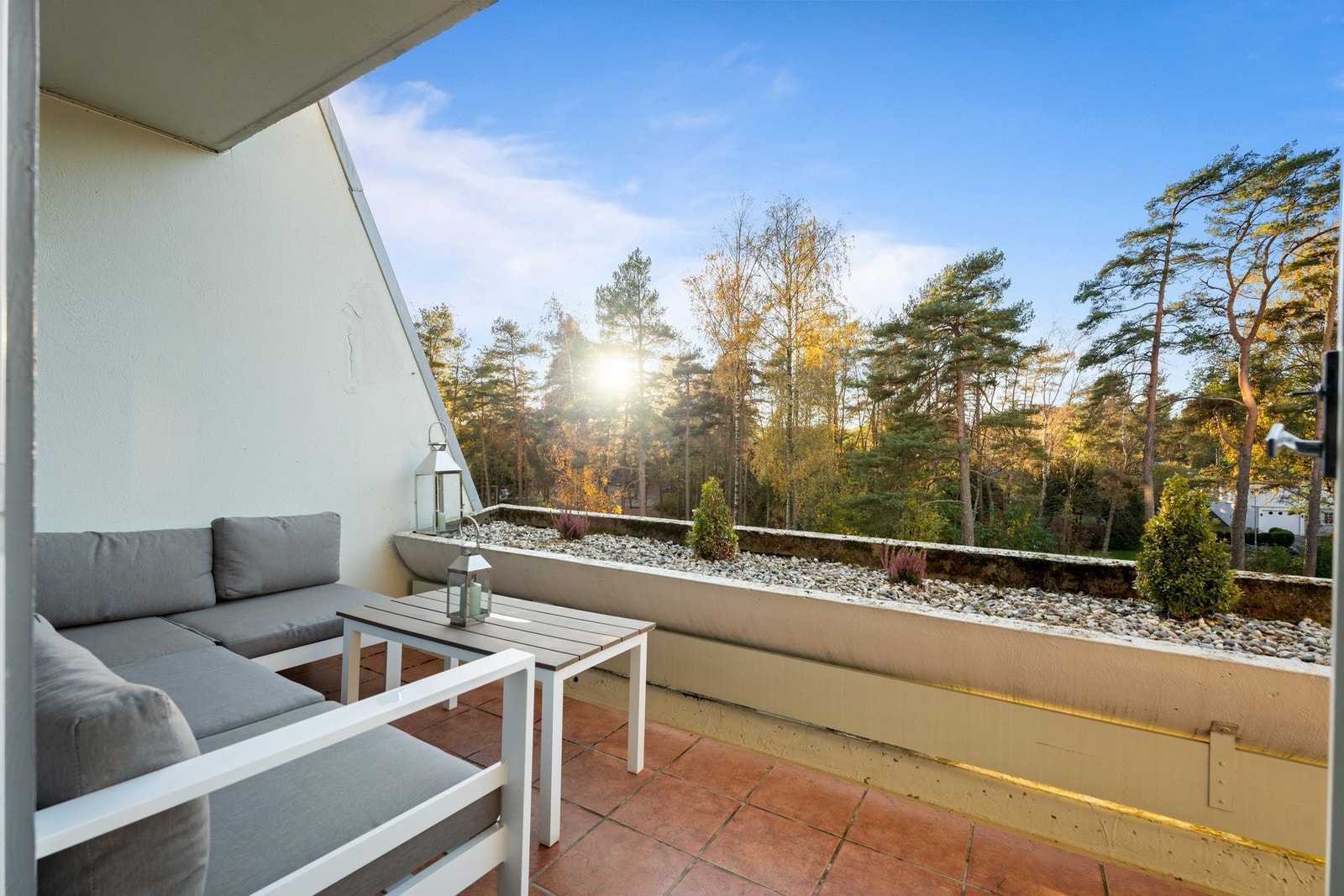 Leiligheten ligger nederst i en terrasseblokk, og fra stuen er det utgang til en vestvendt, dels overbygd terrasse på ca. 14 kvm. Galleribilde