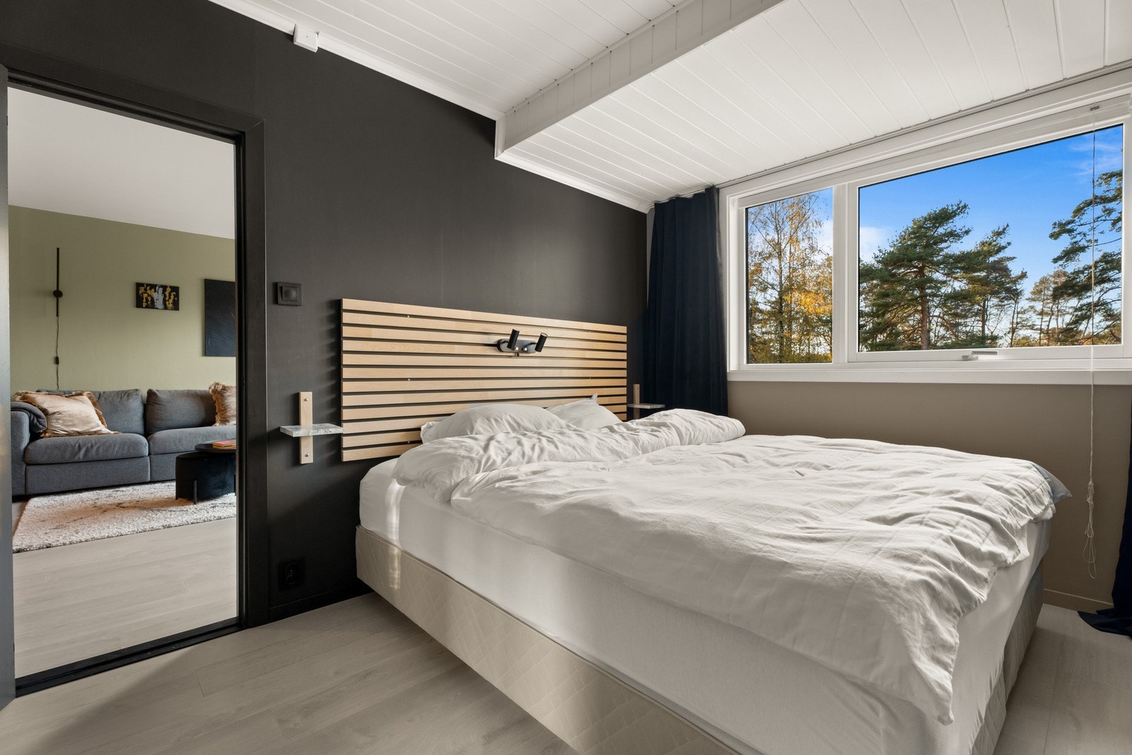 Store, vestvendte vinduer sørger for rikt, naturlig lysinnslipp, og rommet har fin plass til dobbeltseng. Galleribilde