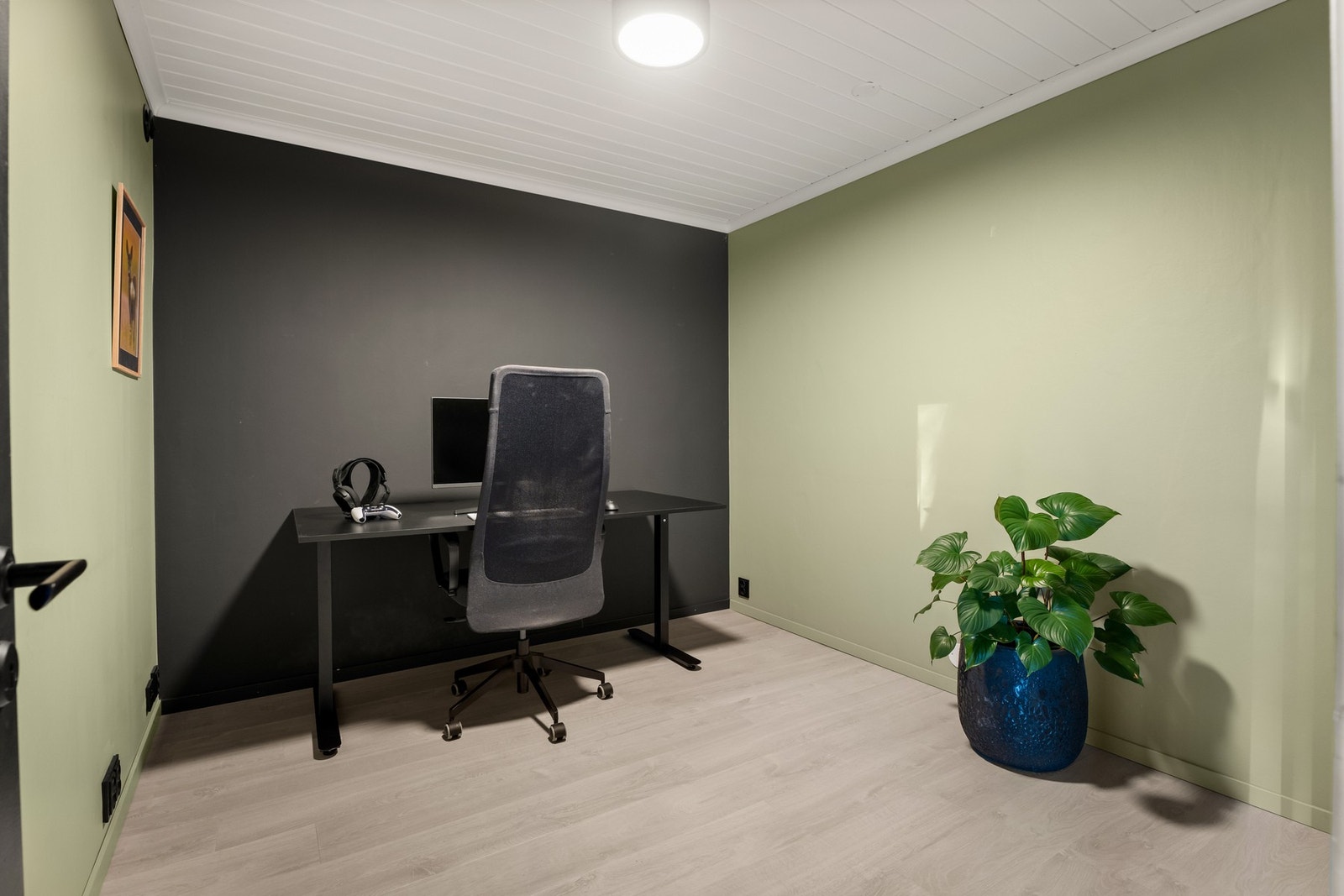 Rommet mellom kjøkken og soverom benyttes som kontor, men oppfyller ikke krav til varig opphold da det ikke er tilfredsstillende tilgang på dagslys og mangelfull ventilasjon. Galleribilde