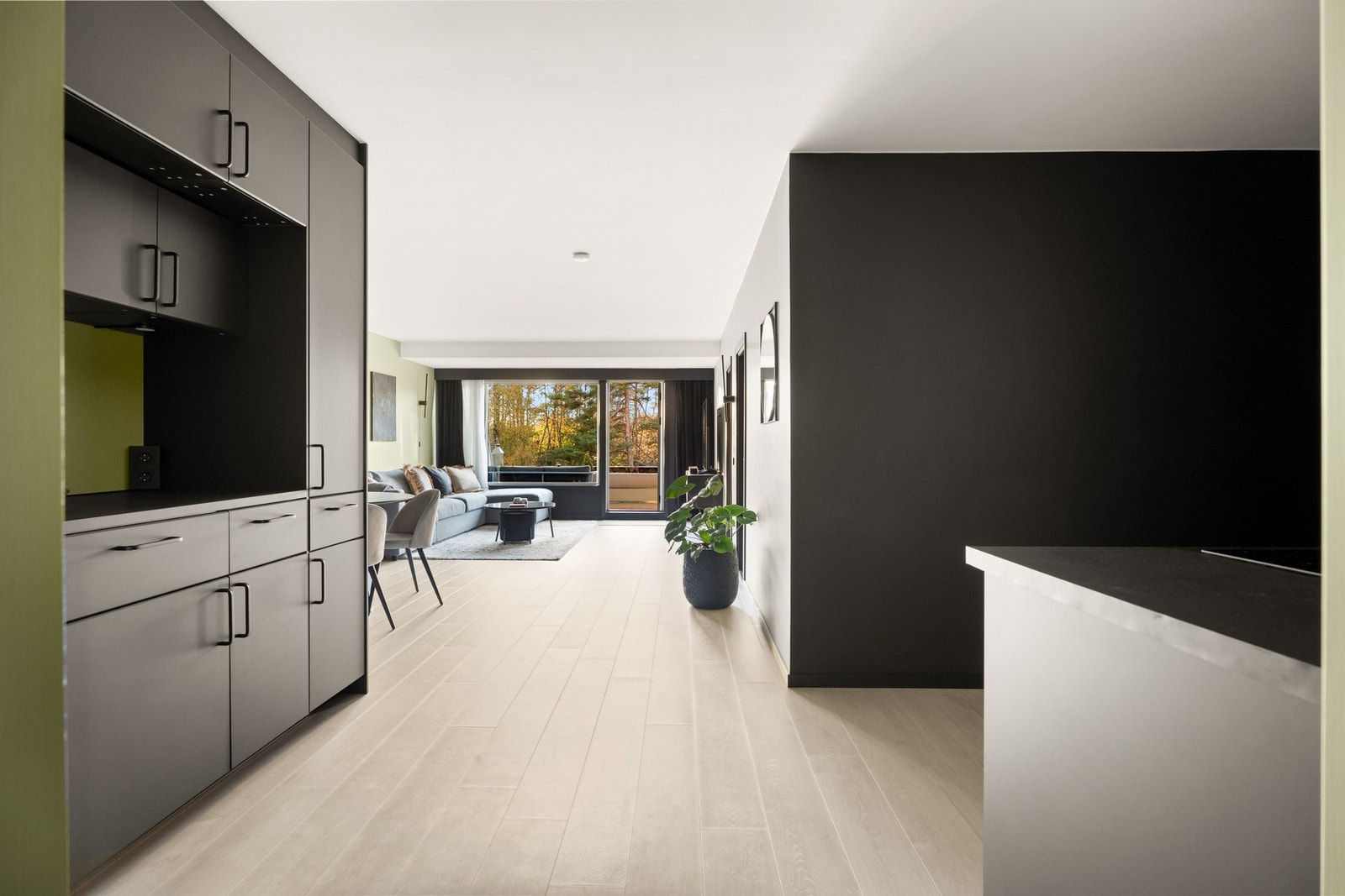 Stuen ligger i åpen løsning med kjøkkenet, og sammen danner de et stilfullt og innbydende allrom med god møbleringsfrihet. Galleribilde