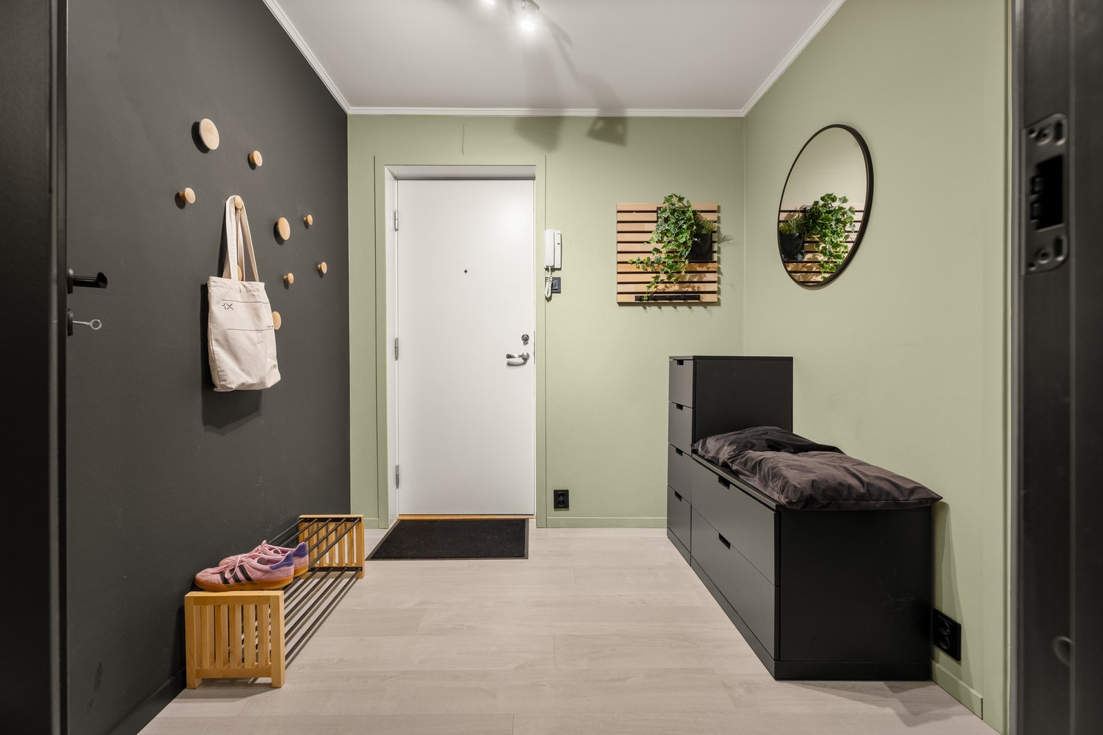 . I entreen er det plass til knaggrekker og skohyller, og det er montert dowcalling med åpner ved inngangsdøren. Galleribilde