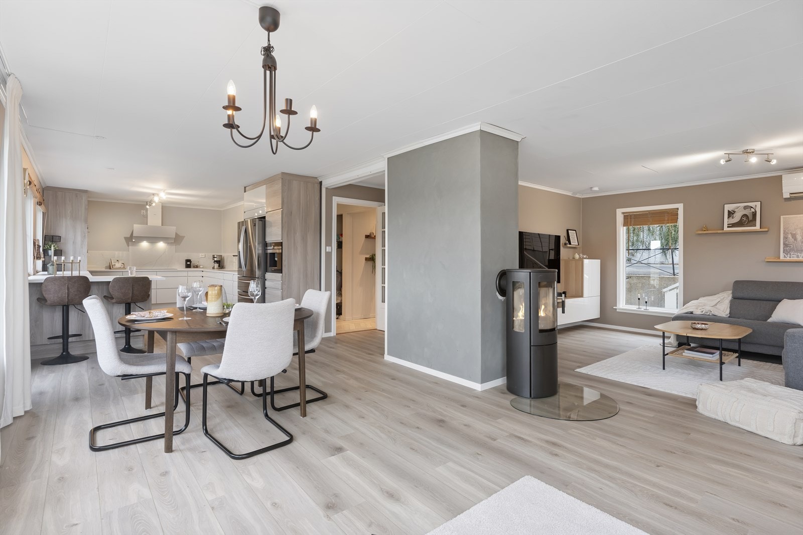 Fra stuen er det en åpen løsning mot kjøkkenet, som gir en romslig og sosial atmosfære. Galleribilde