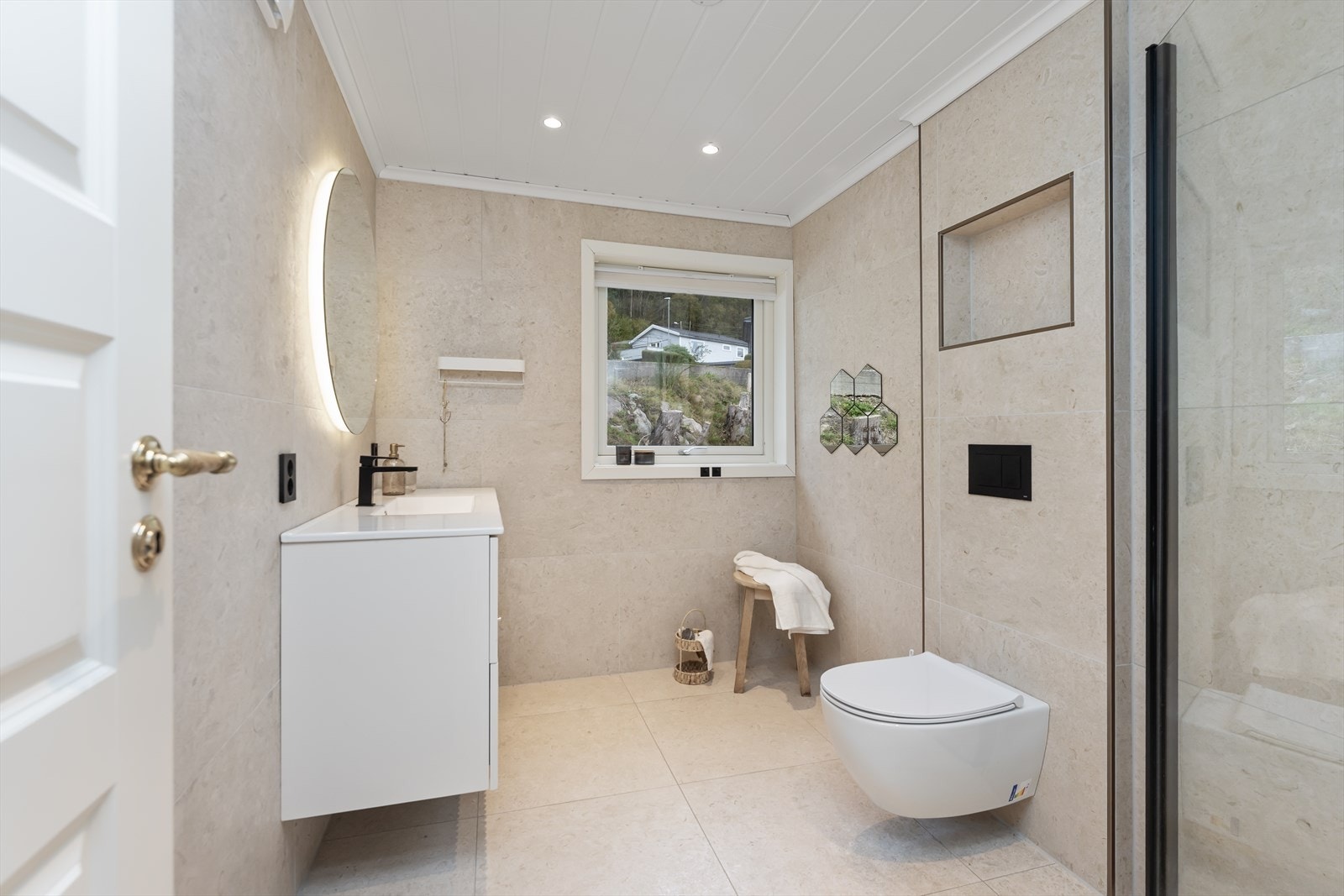 Badet har moderne fliser og downlights i tak. Galleribilde