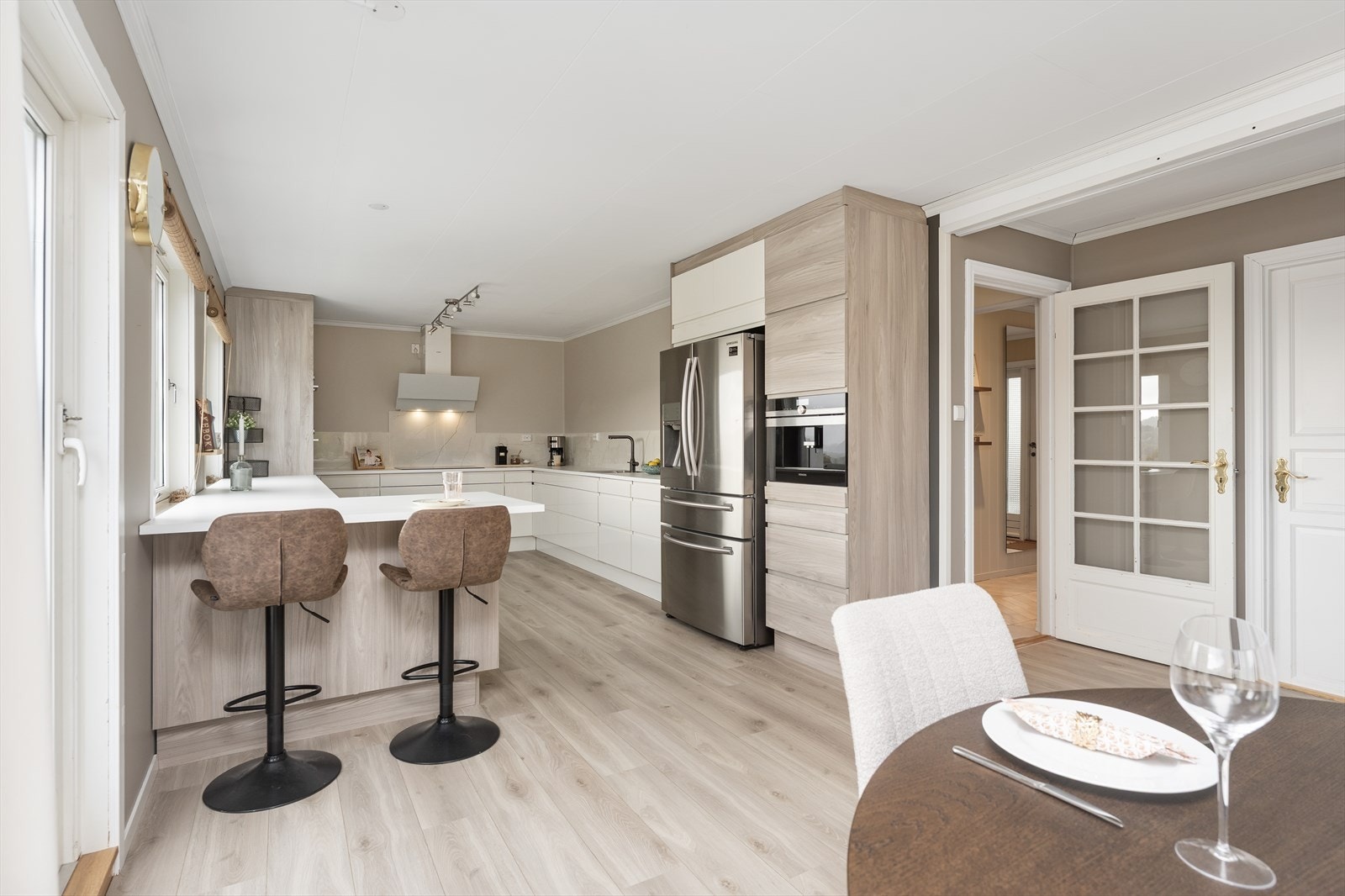 Kjøkkenet har en moderne kjøkkenøy med sitteplasser og integrerte hvitevarer. Galleribilde