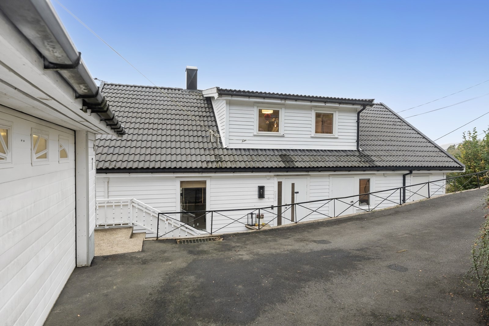 Asfaltert tun og enkel adkomst til inngangspartiet. Galleribilde