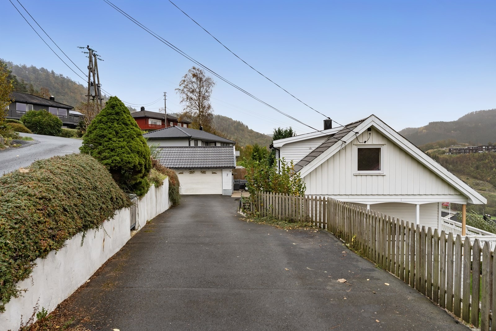 Asfaltert innkjørsel og garasje, som gir god plass til parkering. Galleribilde