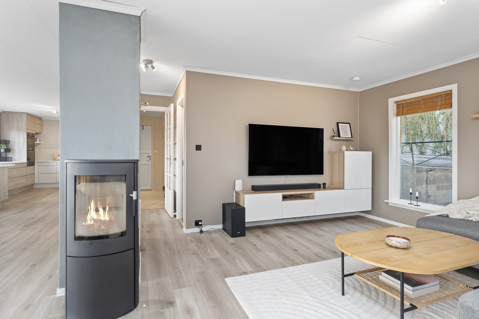 Vedovn i stue gir lun og behagelig varme. Her er også plass til sofagruppe og medieenhet. Galleribilde