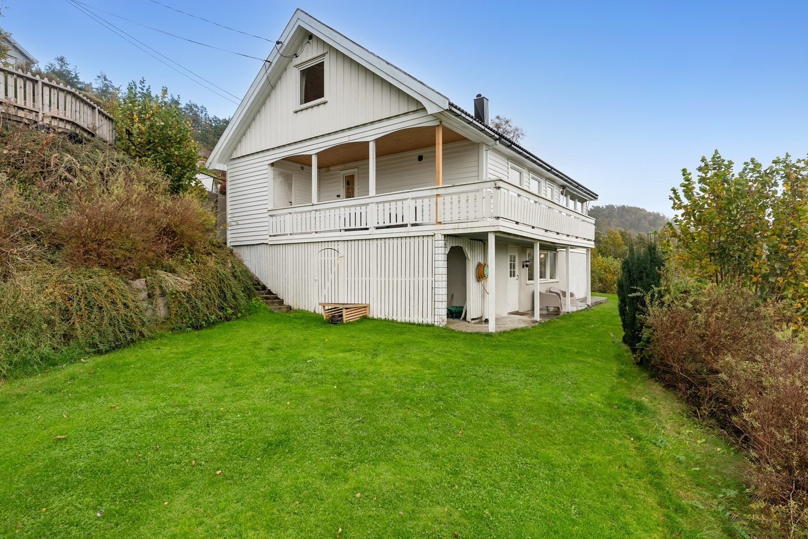 Romslig veranda med plass til hagemøbler, samt hage med gode muligheter for utendørs aktiviteter. Galleribilde