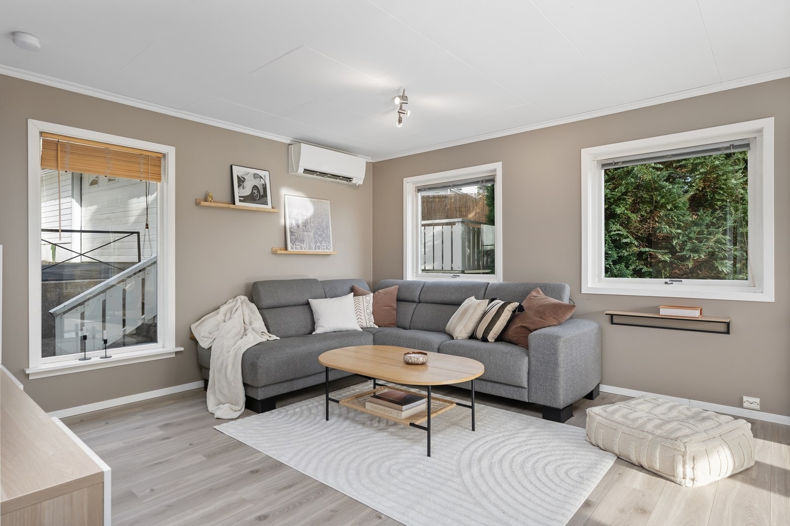 Stuen har en behagelig atmosfære med lyst laminatgulv og vinduer som gir utsikt til hagen. Galleribilde