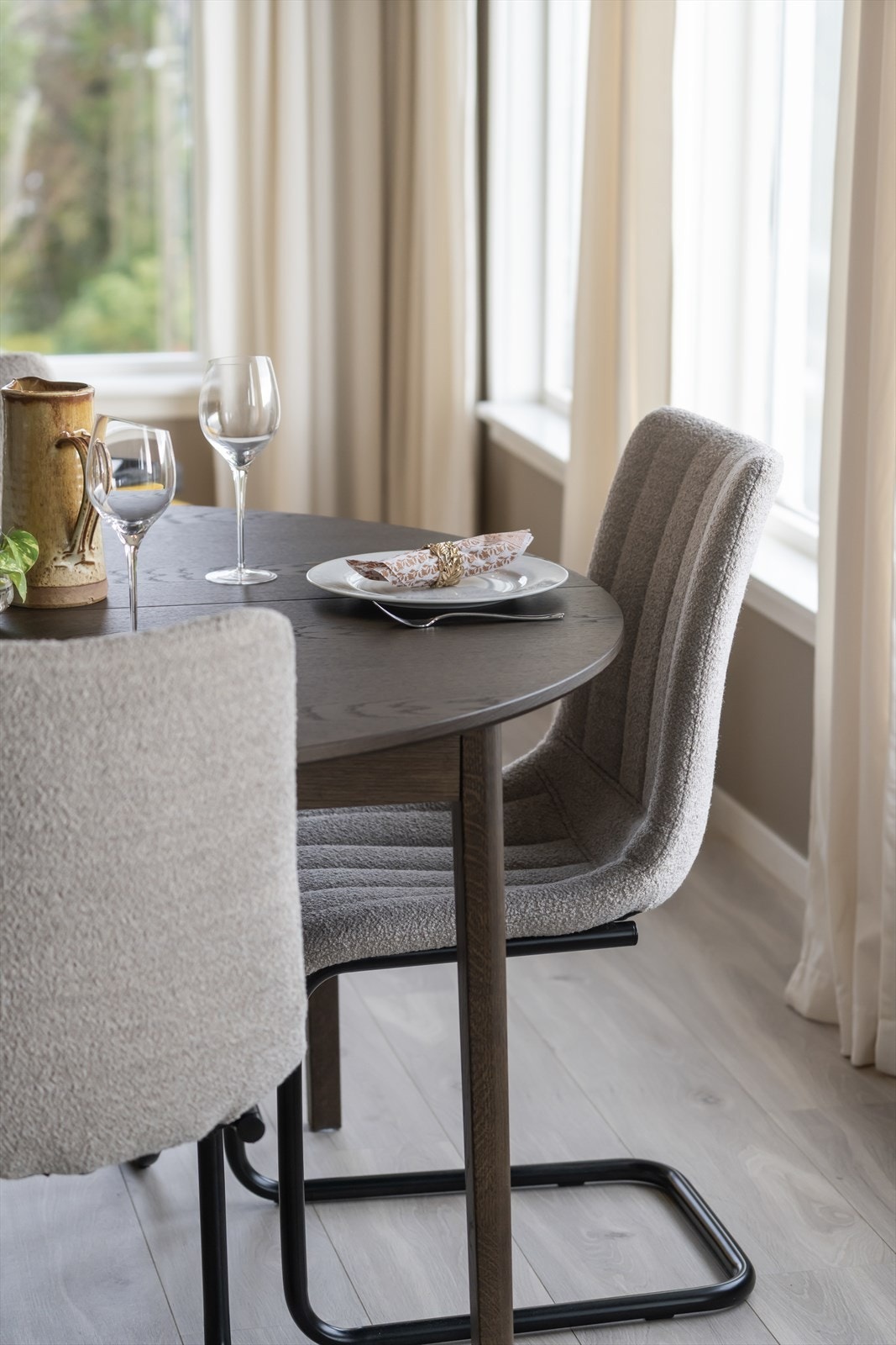 Spiseplassen er elegant plassert med store vindusflater som gir naturlig lys og utsikt til omgivelsene. Galleribilde