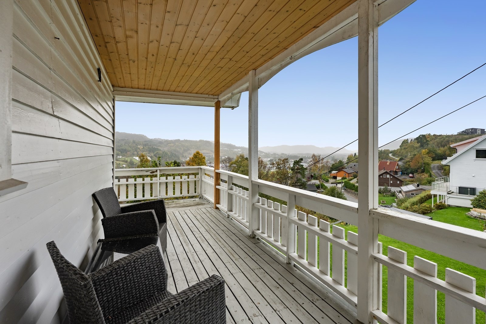 Terrassen med overbygg byr på flott utsikt, med plass til sittegruppe for avslappende stunder. Galleribilde