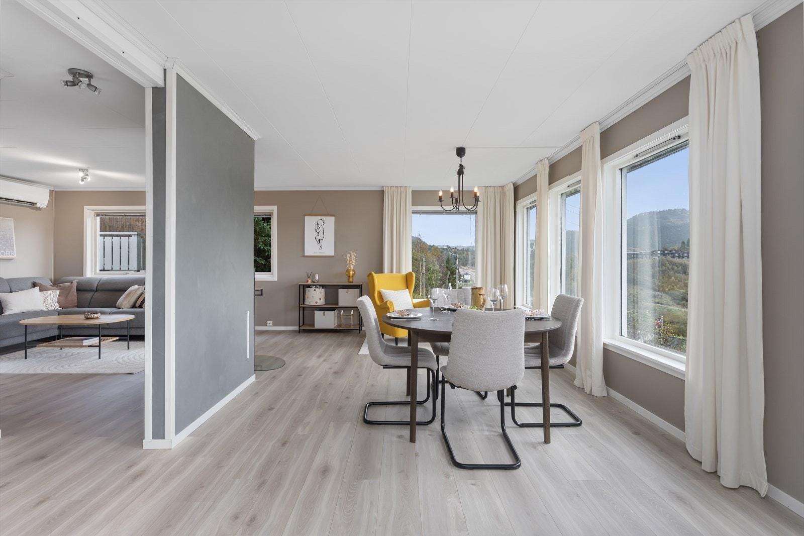 Spisestuen har store vinduer som gir utsikt til nærområdet, og rommet er ideelt for sosiale sammenkomster. Galleribilde