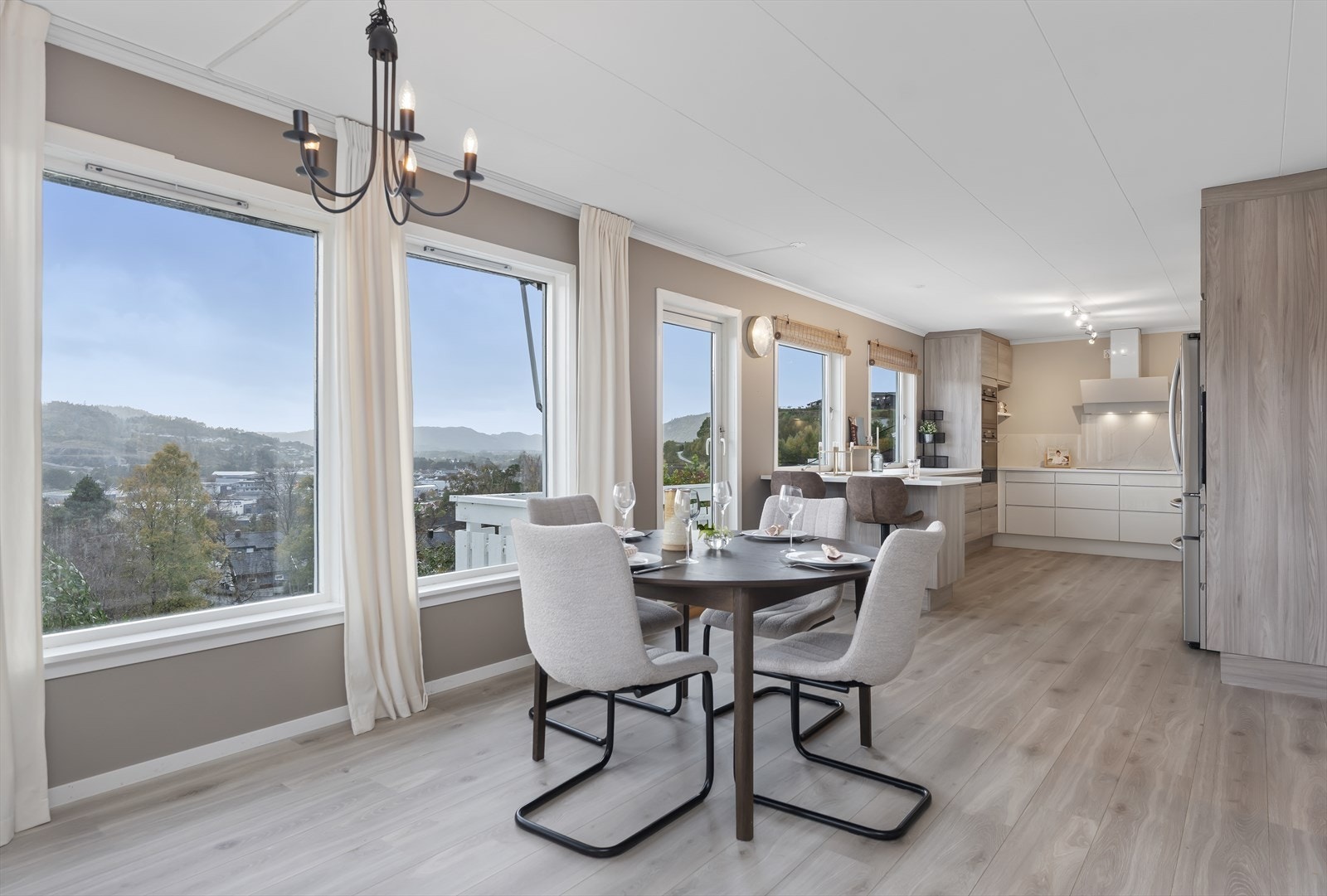 Spiseplassen har åpen løsning mot kjøkkenet med god plass til stort spisebord. Galleribilde