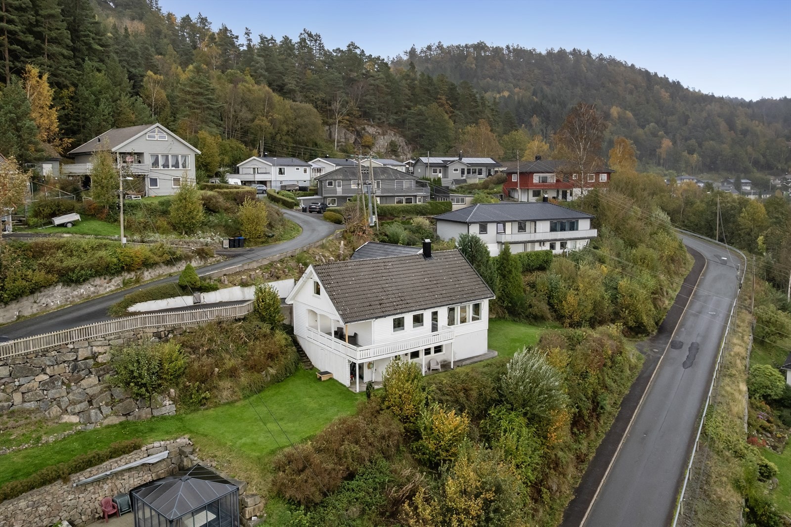 Stort uteområde med utsikt til naturen og omgivelsene rundt. Galleribilde