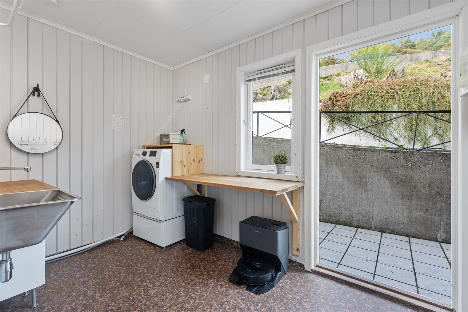 Vaskerommet med egen inngang, samt god plass til vaskemaskin og tørketrommel. Galleribilde