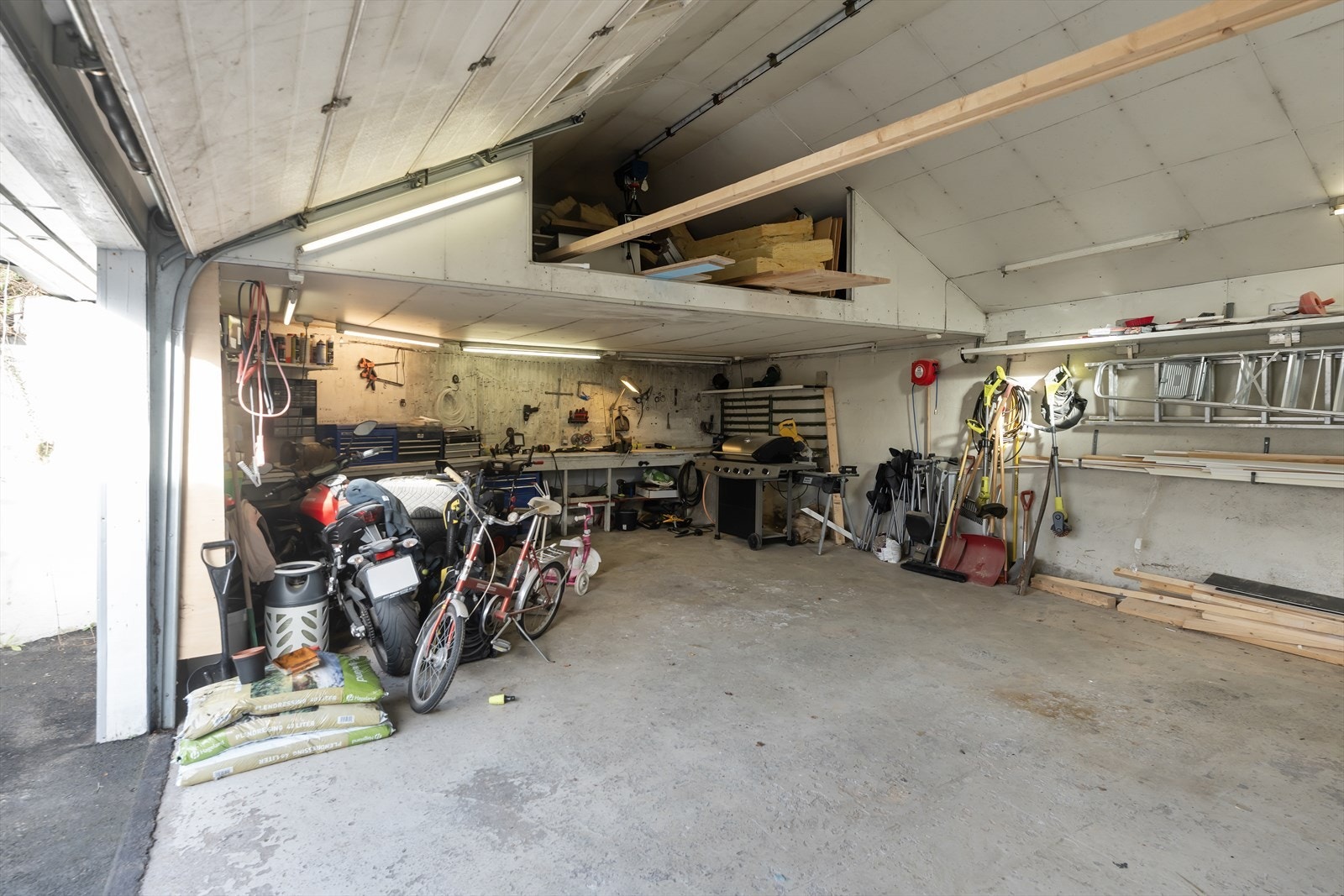Garasjen har god plass til både bil og oppbevaring. Elektrisk løftetalje på skinne er montert i taket. Galleribilde