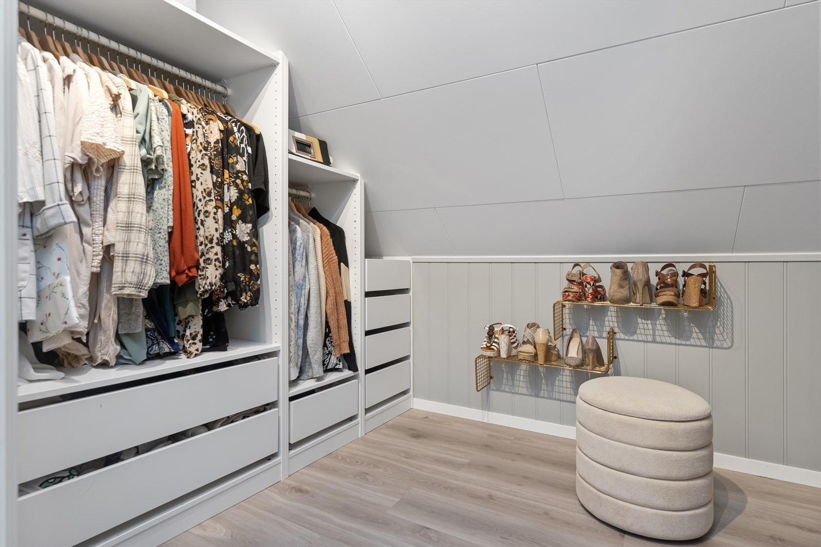 Praktisk garderobeløsning med åpne hyller og skuffer i samme etasje som hovedsoverom. Galleribilde