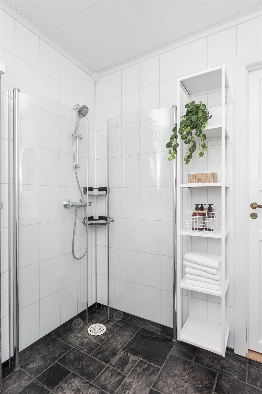 Dusjhjørne med foldbare glassvegger. Galleribilde