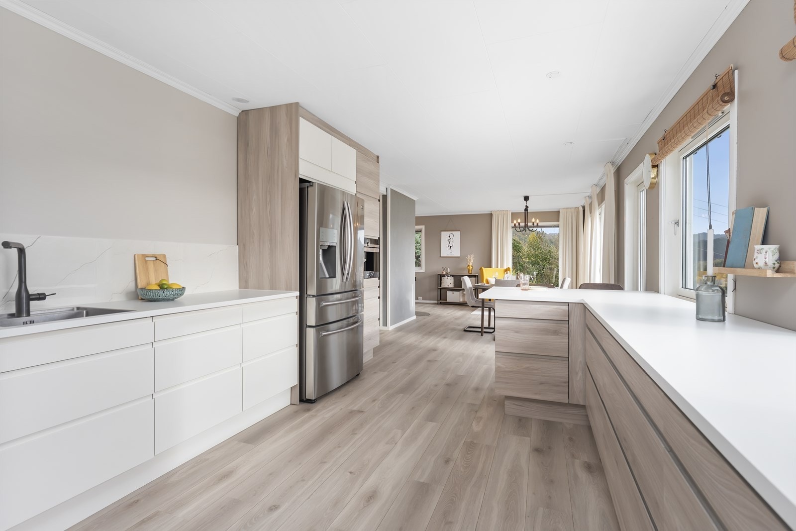 Praktisk utforming med moderne hvitevarer og god benkeplass. Galleribilde