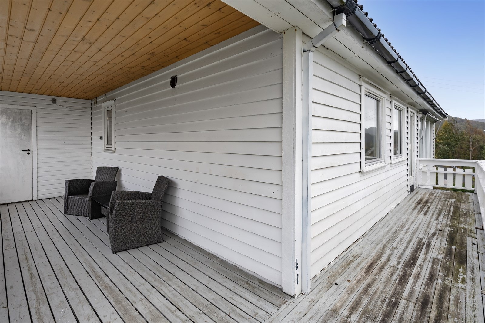 Terrassen er delvis overbygd, noe som gir ly for vær og vind. Galleribilde