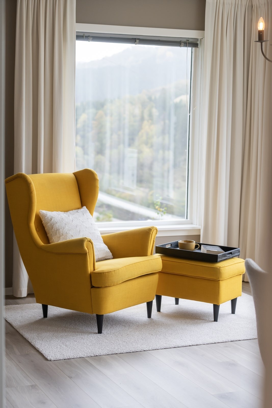 Lesekroken er perfekt plassert ved vinduet for naturlig lys og utsikt. Galleribilde