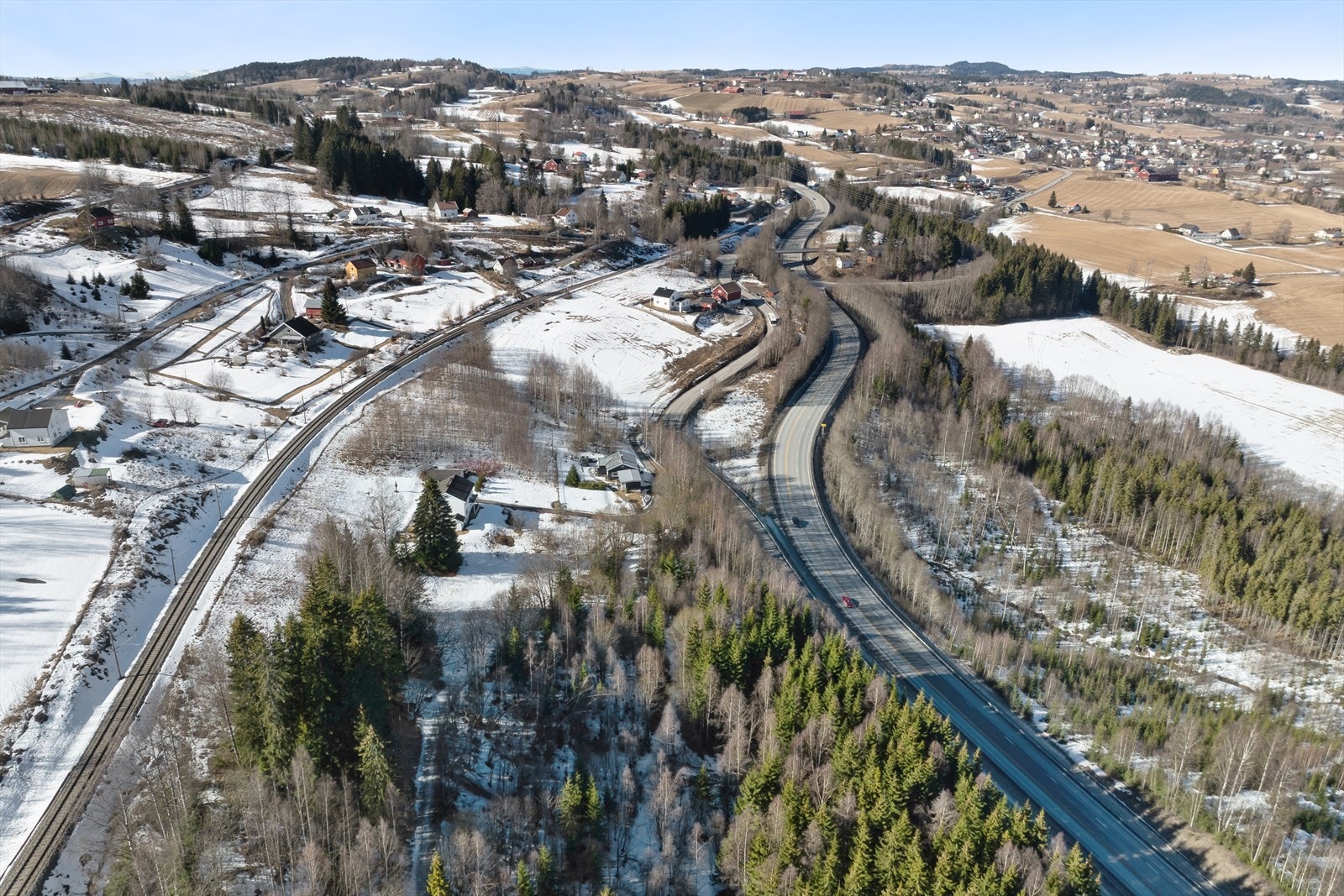 Dette er en stor eiendom som ligger i et attraktivt område sentralt på Lunner. Galleribilde