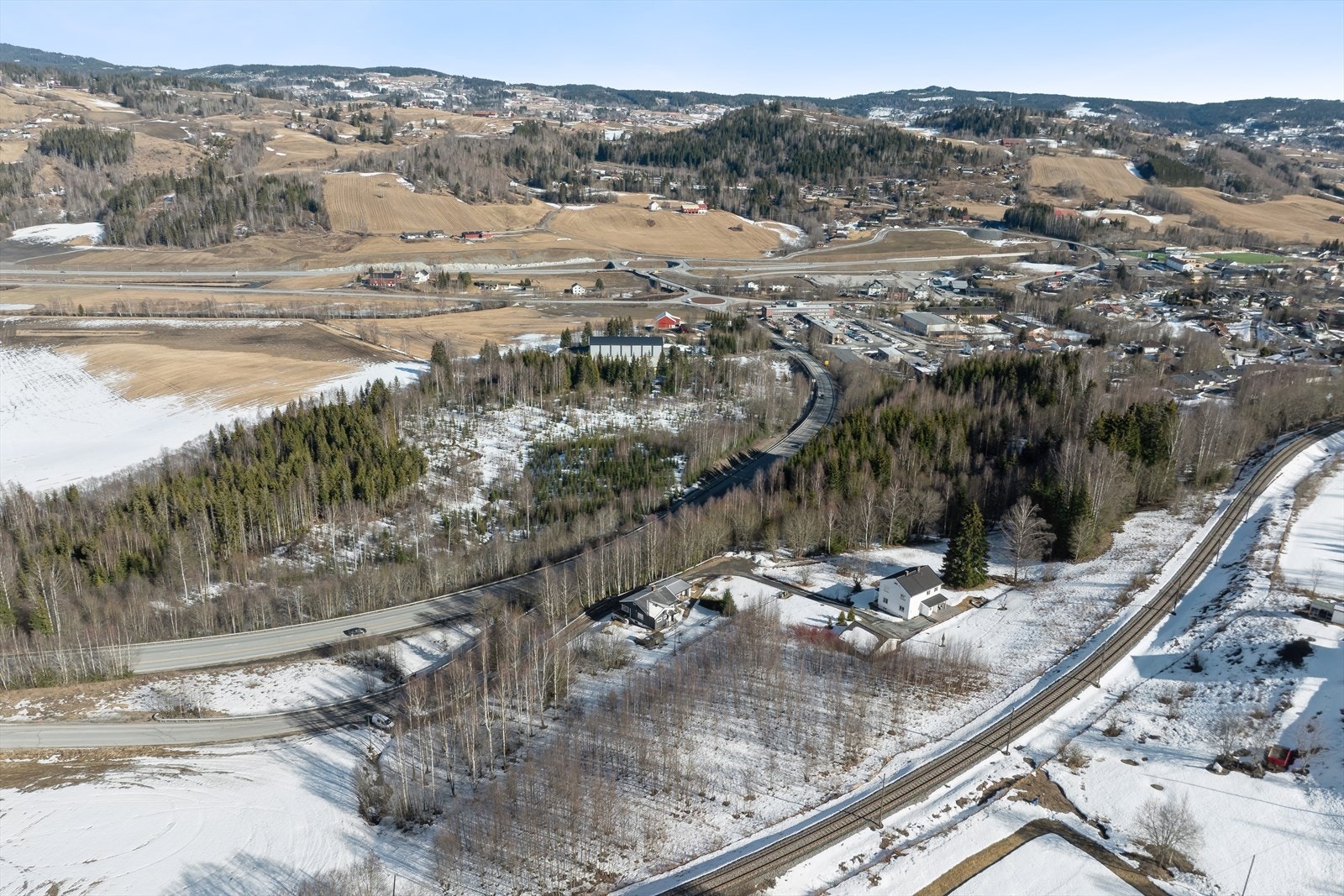 Eiendommen har en fin beliggenhet i landlige og naturskjønne omgivelser på Lunner, rett rundt 2 km fra sentrum. Galleribilde