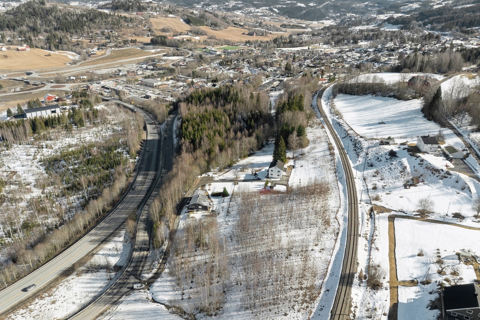 Tomten består av to bruksnumre og er på totalt 10 929,7 kvm. Galleribilde
