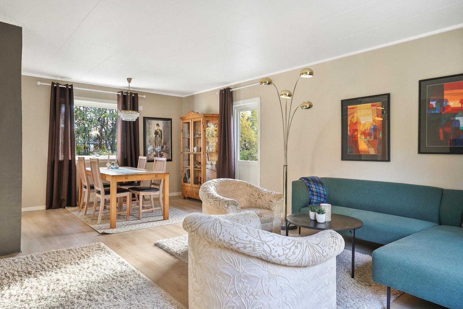 Det er store vindusflater som gir rikelig med naturlig lysinnslipp. Galleribilde