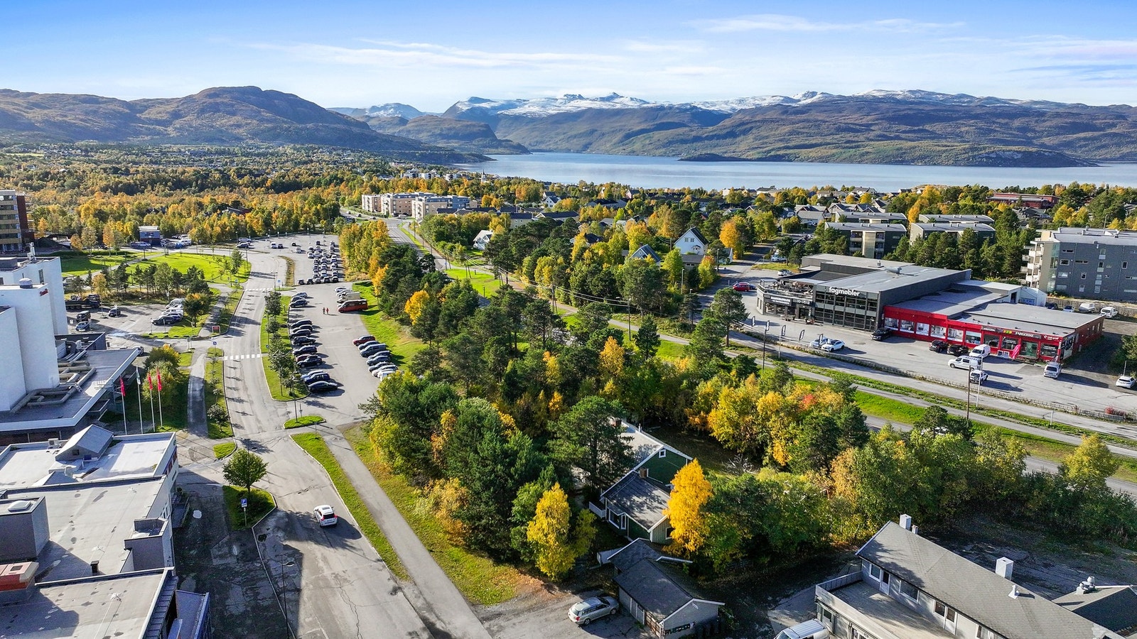 Beliggenheten gir umiddelbar nærhet til butikker, skoler, barnehager og offentlig kommunikasjon, alt innen gangavstand Galleribilde