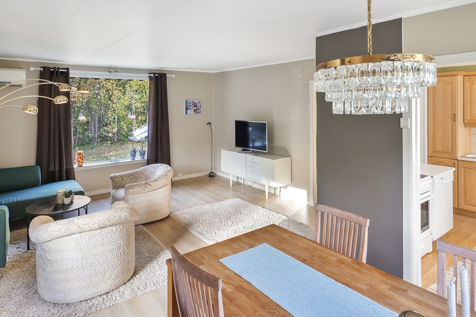 Det er også plass til et trivelig spisebord med tilhørende stoler. Galleribilde