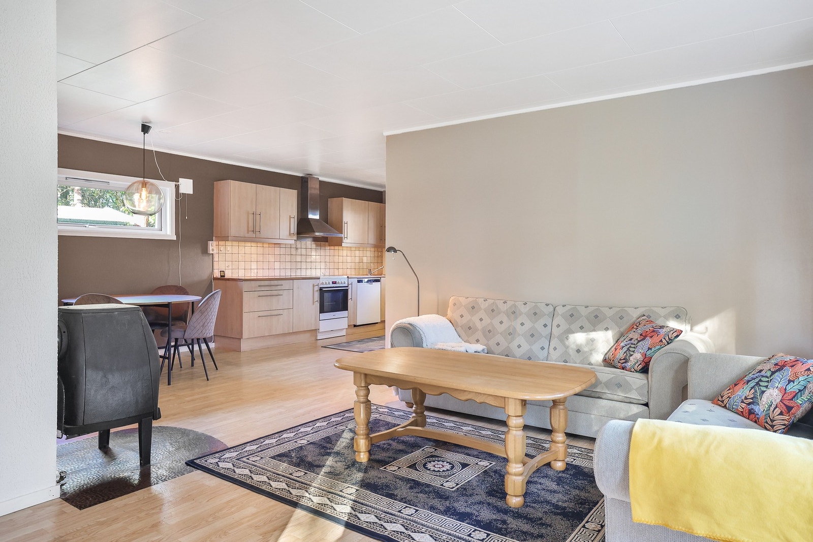 Det er montert vedovn for hyggelig oppvarming på kjølige dager. Galleribilde