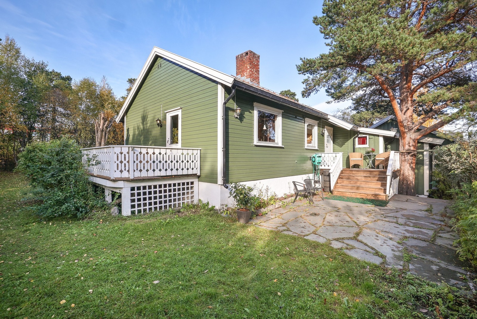 Boligen er plassert på en eiet tomt på ca. 1693 m² med opparbeidede uteområder, carport og terrasse. Galleribilde
